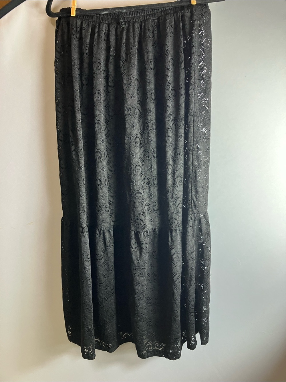 Elegant Black Lace Midi Skirt with Tiered Hem - Picture 4 of 7